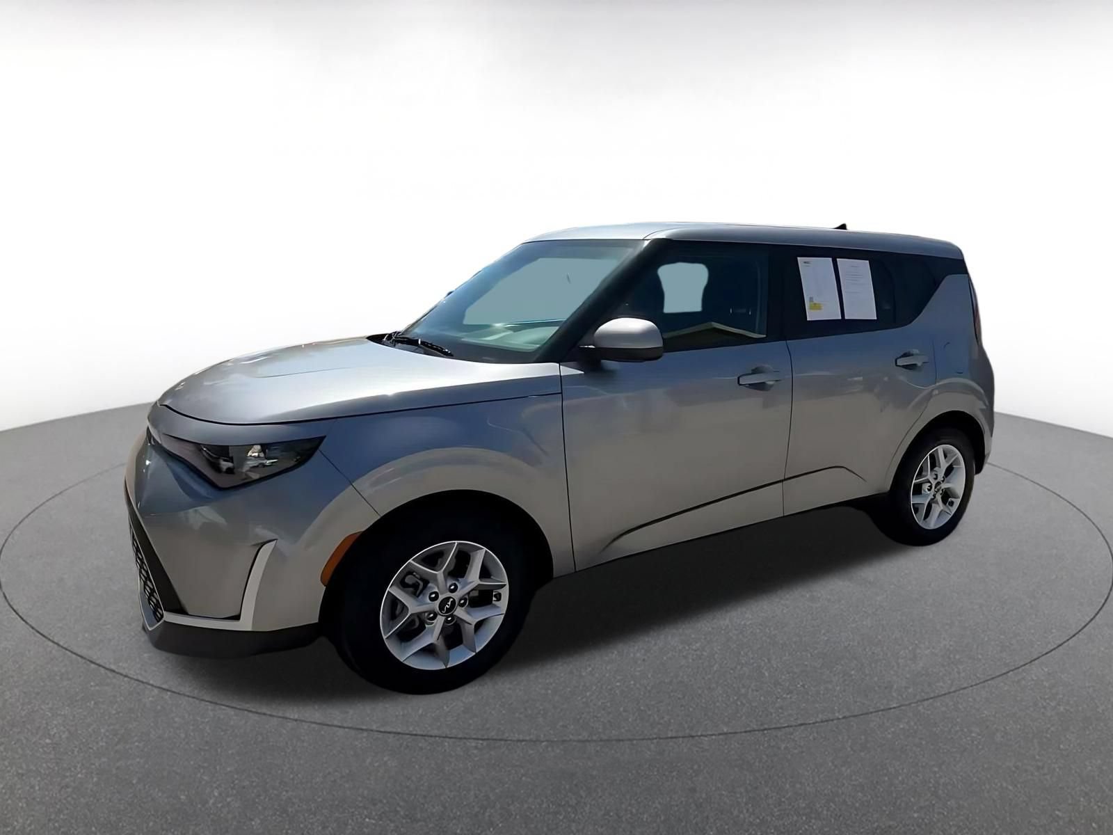 Used 2025 Kia Soul LX w/ LX Technology Package FWD image 7