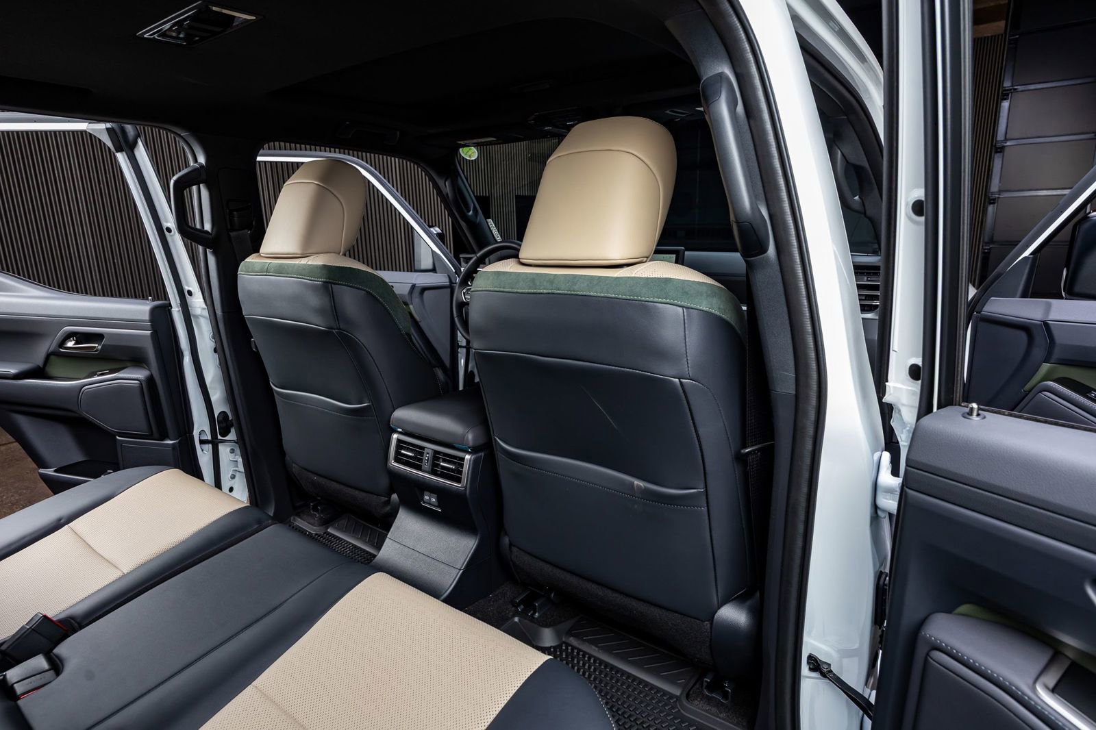 Used 2025 Lexus GX 550 image 32