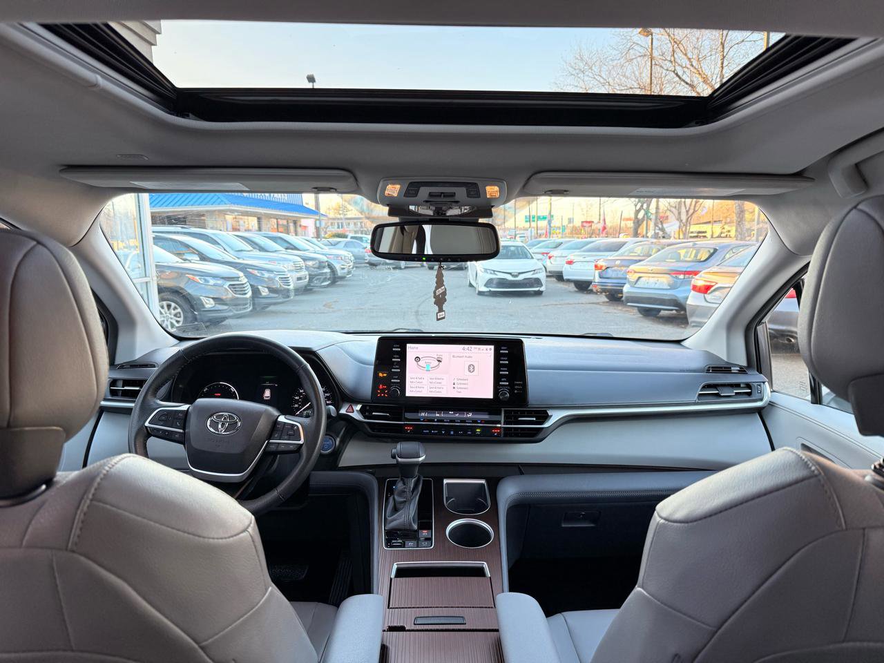 Used 2022 Toyota Sienna XLE image 20