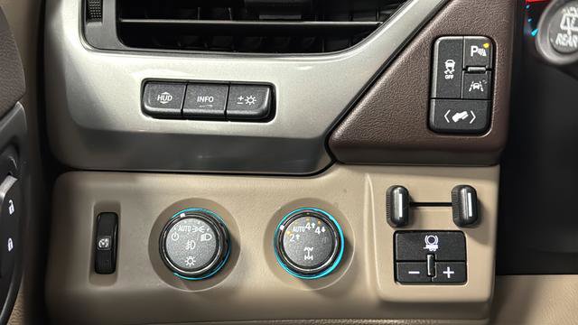 Used 2020 Chevrolet Suburban Premier AWD/4WD image 29