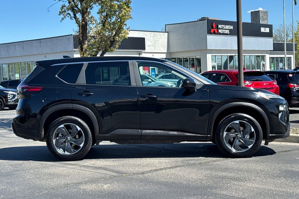 Used 2024 Nissan Rogue SV image 3