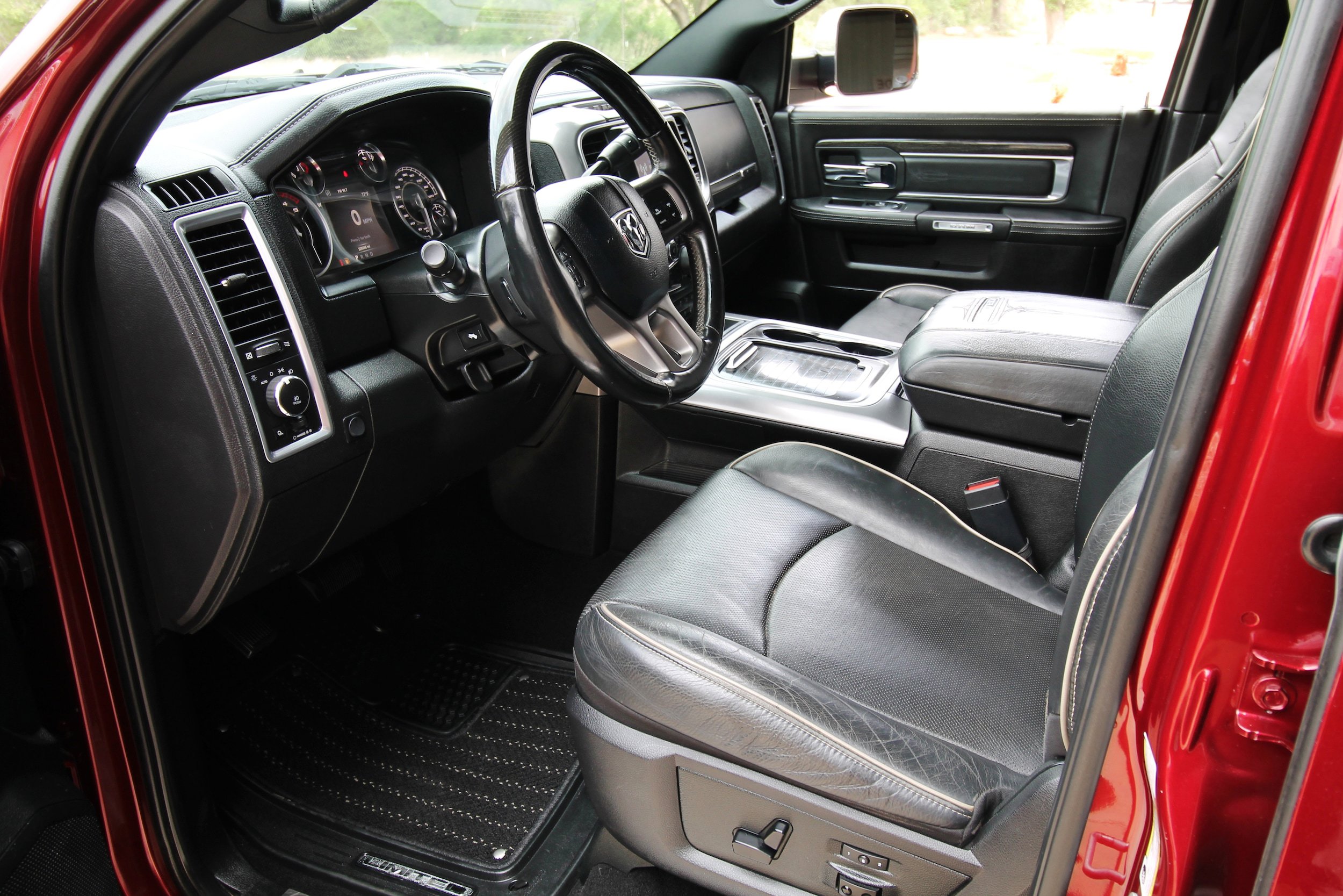 Used 2018 RAM 3500 Laramie Longhorn image 22