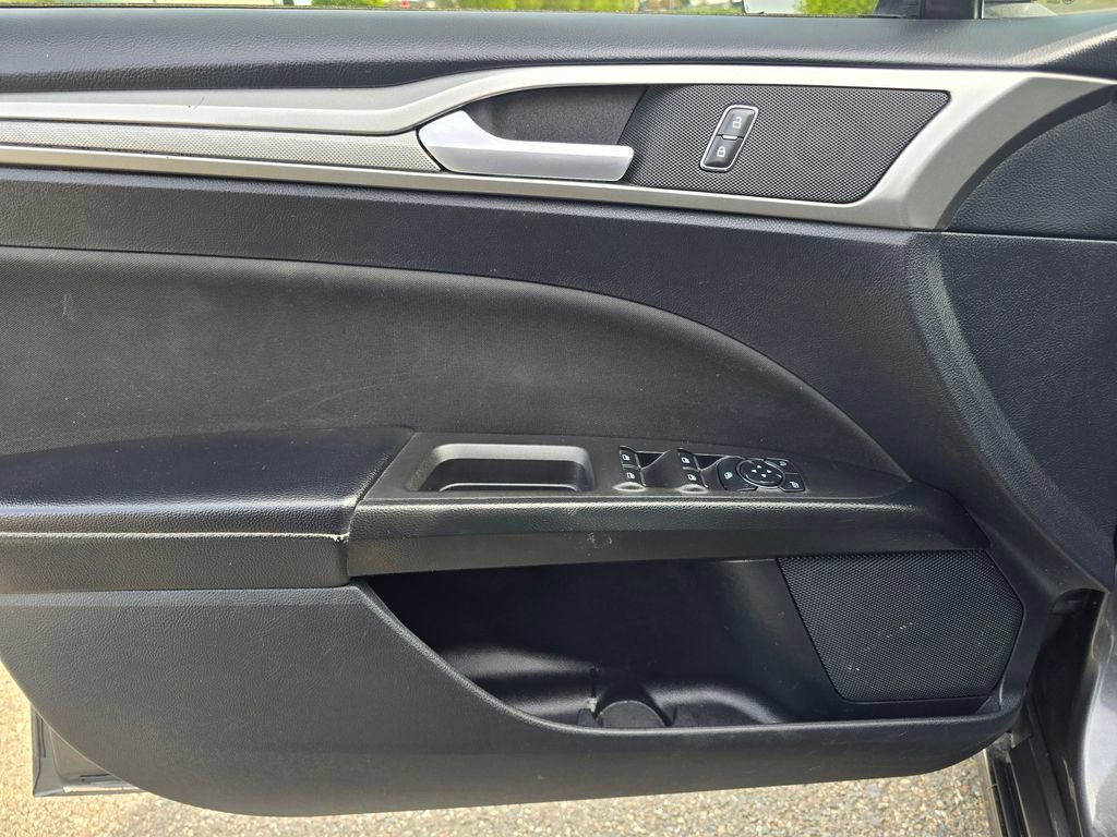 Used 2020 Ford Fusion SE FWD image 13