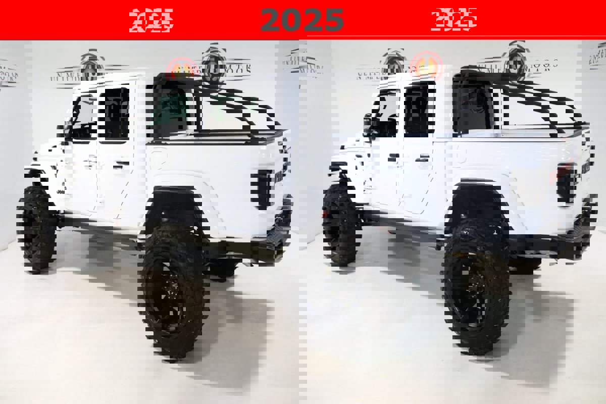 Used 2025 Jeep Gladiator Sport image 3