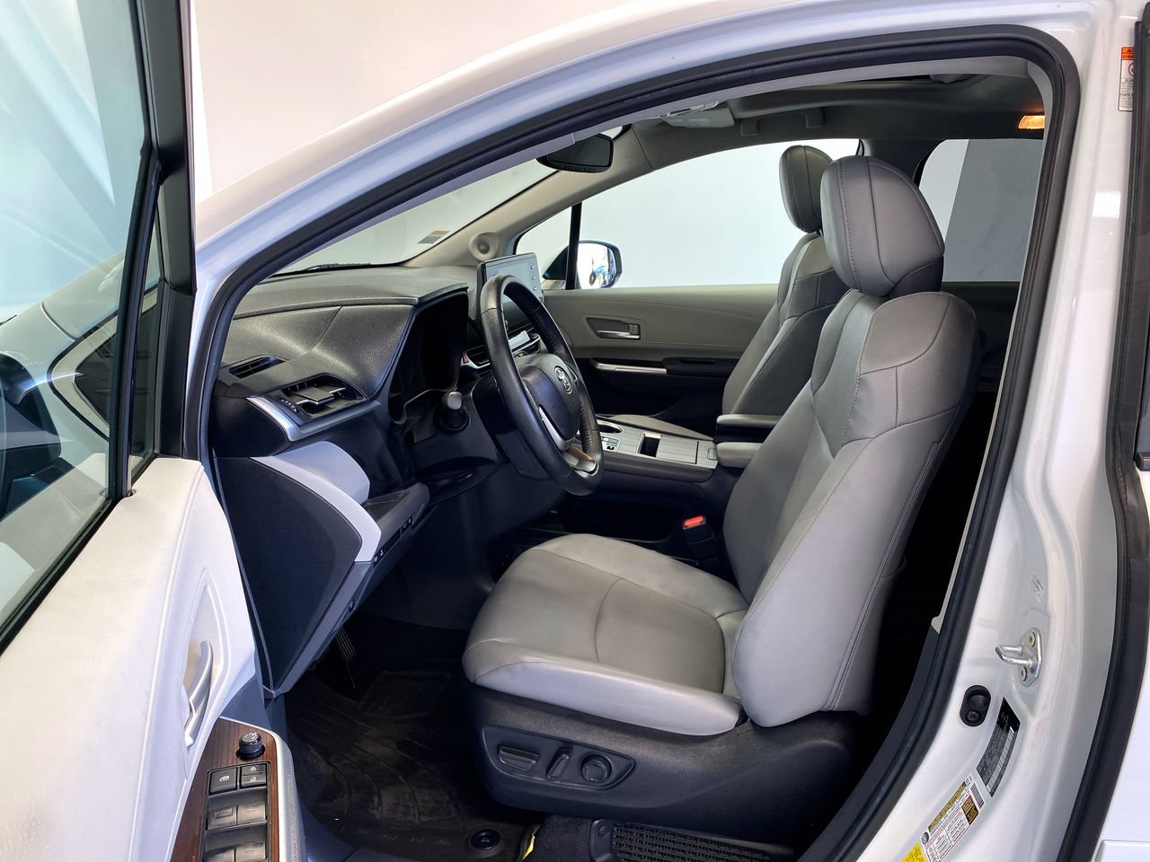 Used 2024 Toyota Sienna XLE w/ XLE Plus Package AWD/4WD image 16