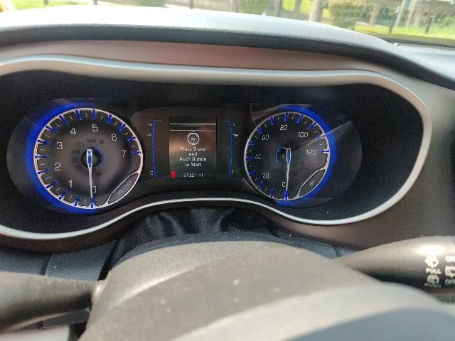 Used 2018 Chrysler Pacifica Touring-L FWD image 23