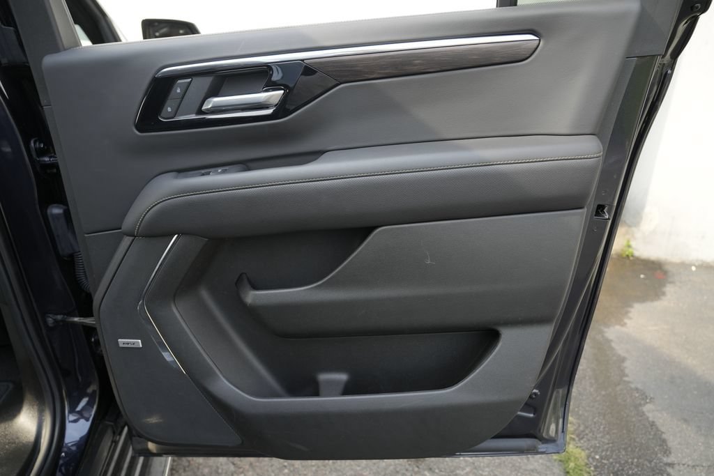 Used 2025 Chevrolet Suburban Premier AWD/4WD image 39