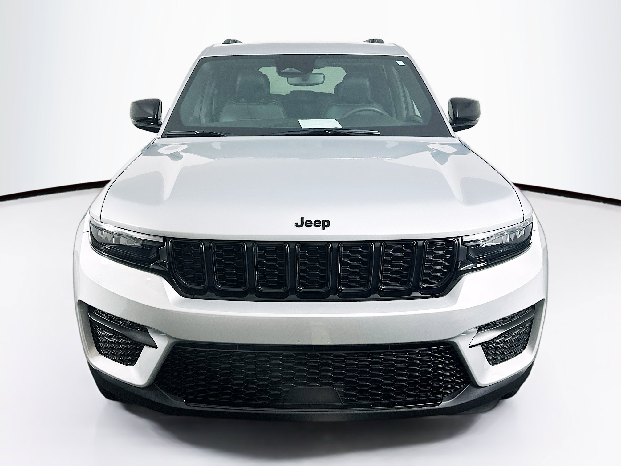 Used 2024 Jeep Grand Cherokee Altitude AWD/4WD image 2