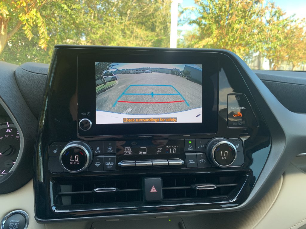 Used 2023 Toyota Highlander XLE FWD image 18