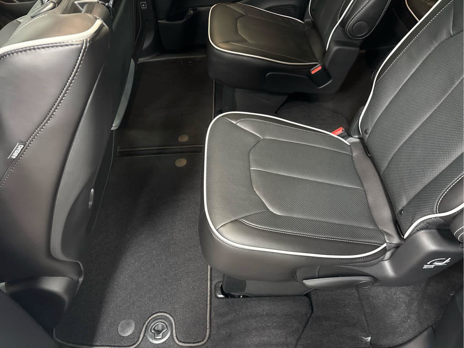 New 2026 Chrysler Pacifica Limited w/ Uconnect Theater Family Group FWD image 35