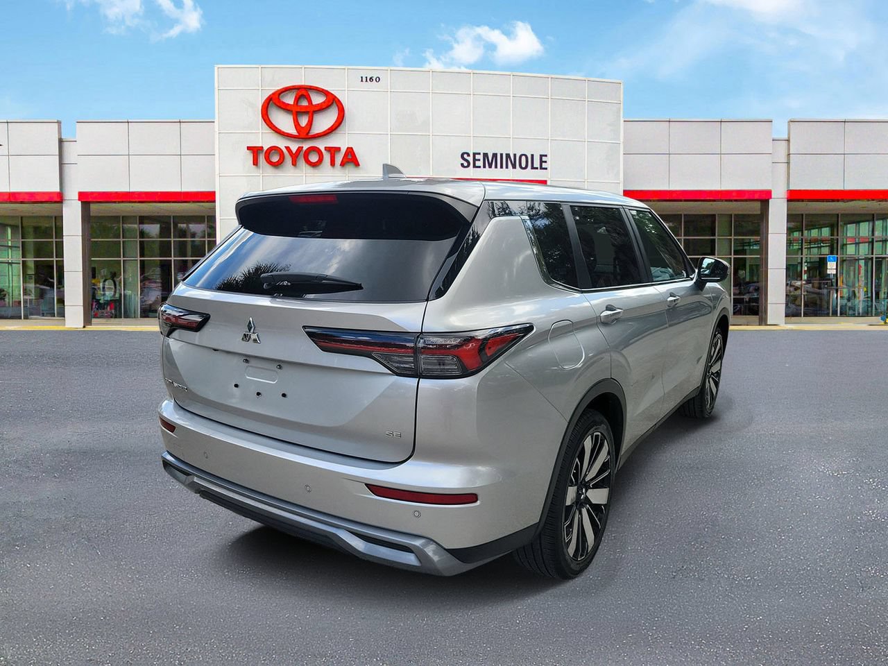 Used 2025 Mitsubishi Outlander SE FWD image 3