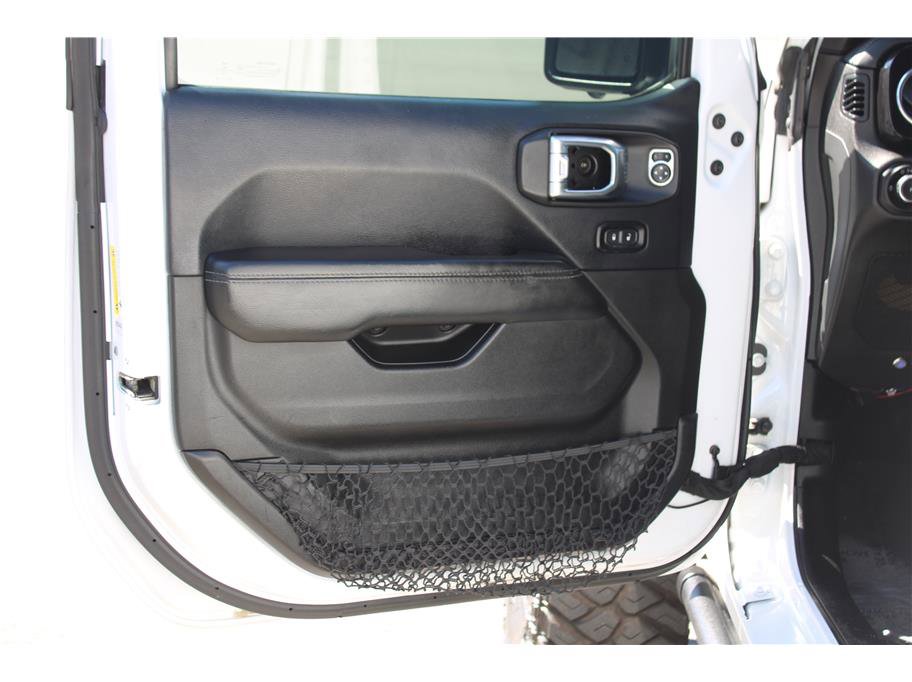 Used 2018 Jeep Wrangler Unlimited Sahara w/ Uconnect 4C Nav & Sound Group image 11
