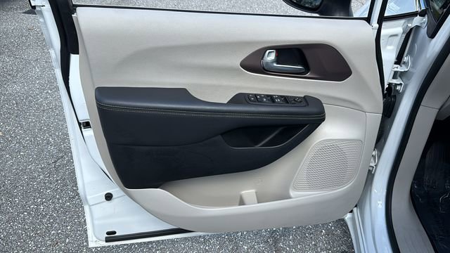 Used 2024 Chrysler Voyager LX image 17
