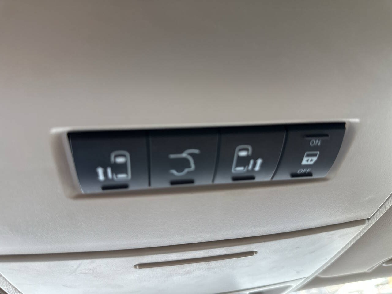 Used 2016 Chrysler Town & Country Touring FWD image 20