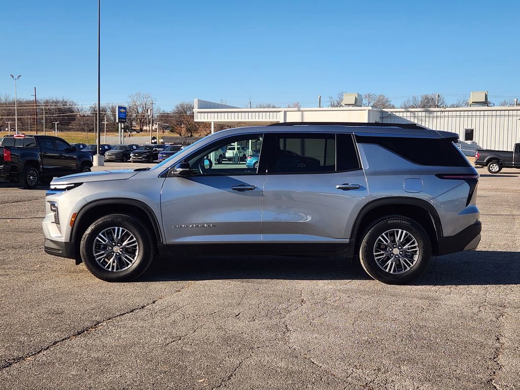 Used 2025 Chevrolet Traverse LT image 4