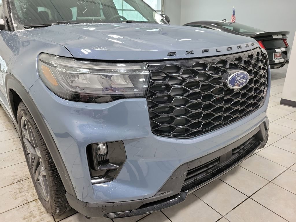 Used 2025 Ford Explorer ST image 27