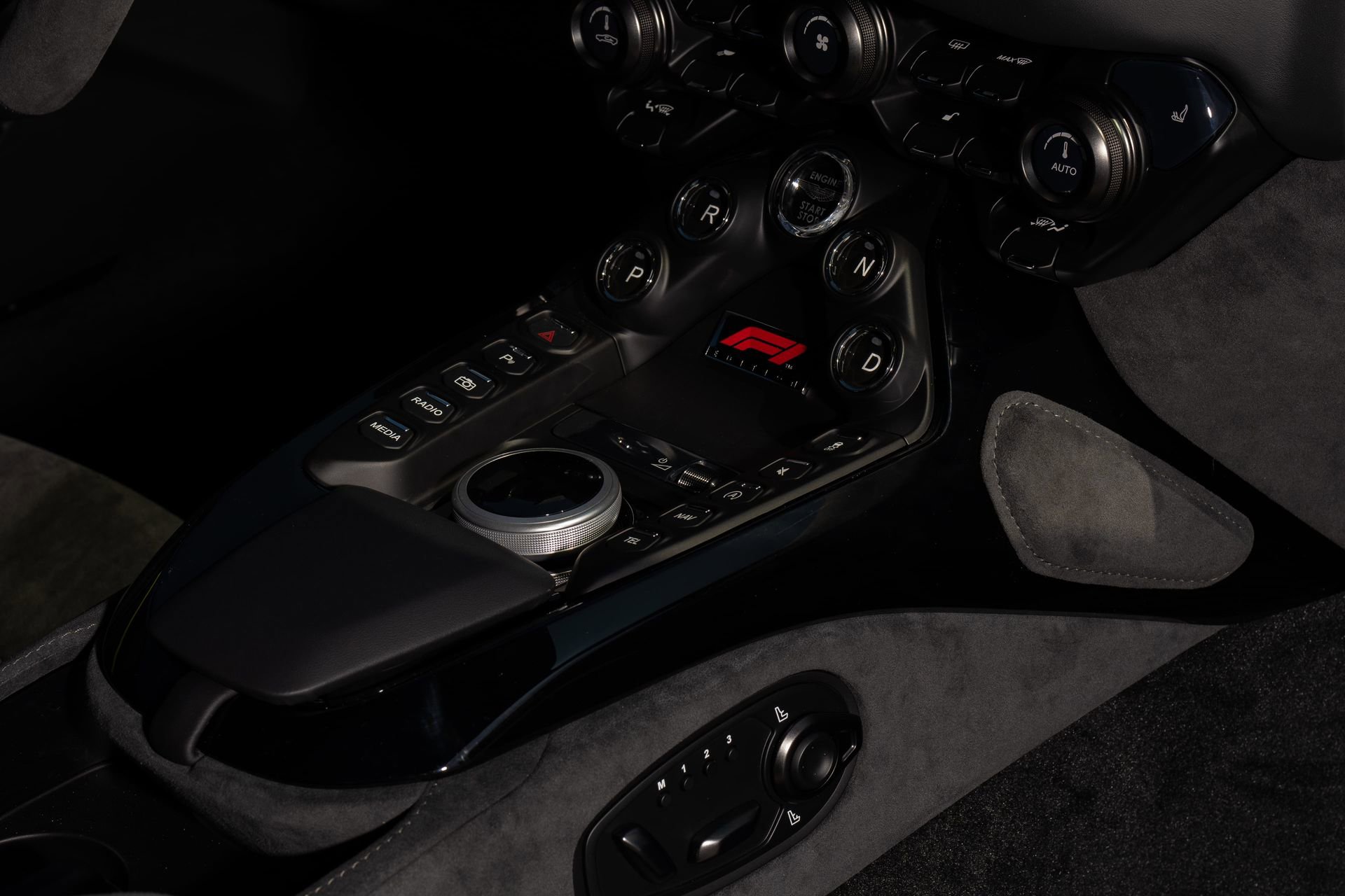 Used 2023 Aston Martin V8 Vantage Coupe RWD image 29