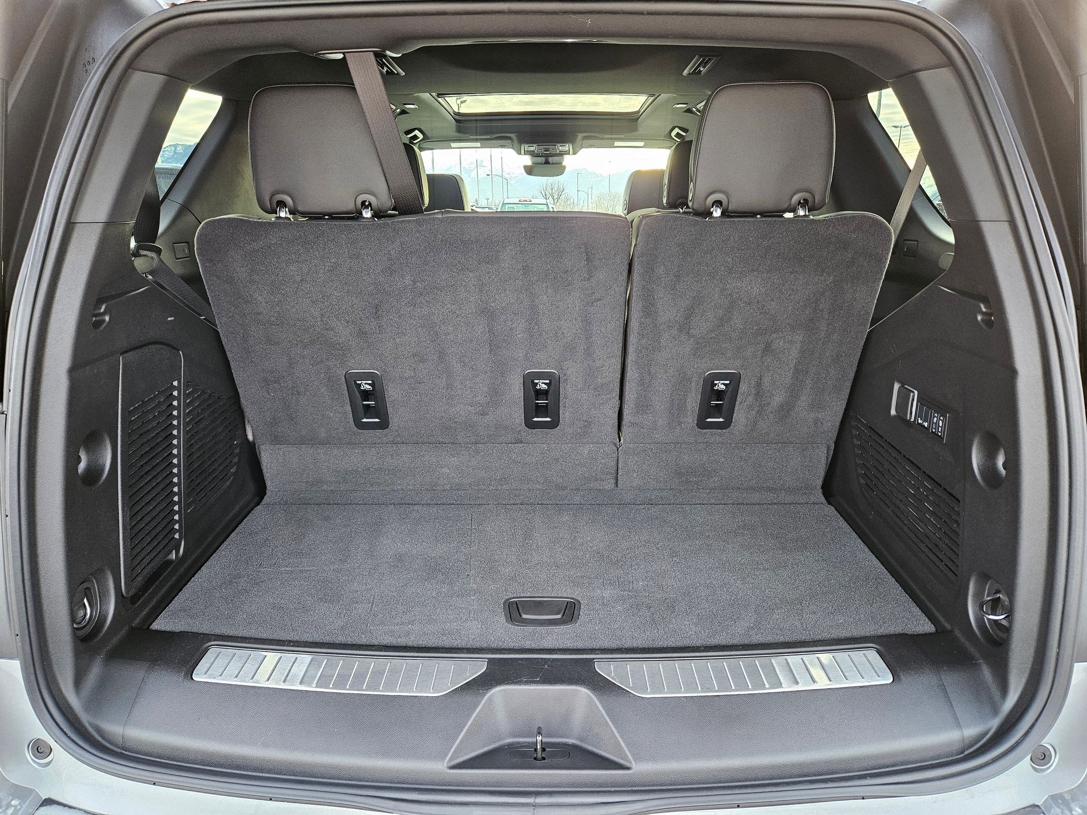 Used 2025 Chevrolet Tahoe Z71 w/ Z71 Off-Road Package image 30