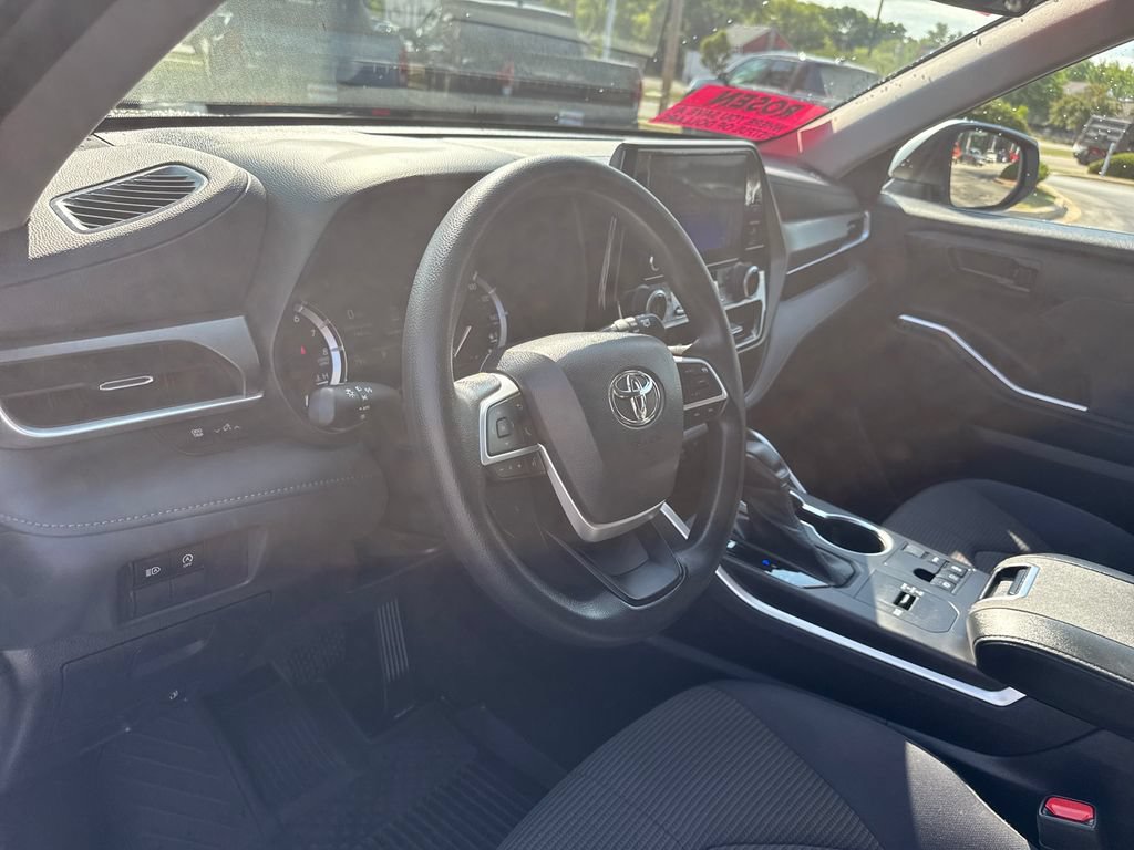 Used 2023 Toyota Highlander L FWD image 14