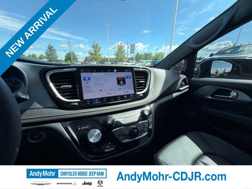 Used 2024 Chrysler Pacifica Touring-L w/ Uconnect Theater Family Group FWD image 11