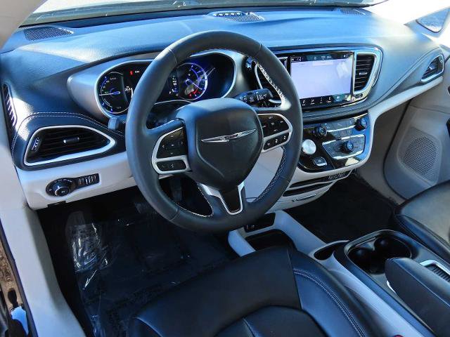 Used 2024 Chrysler Pacifica Select image 2