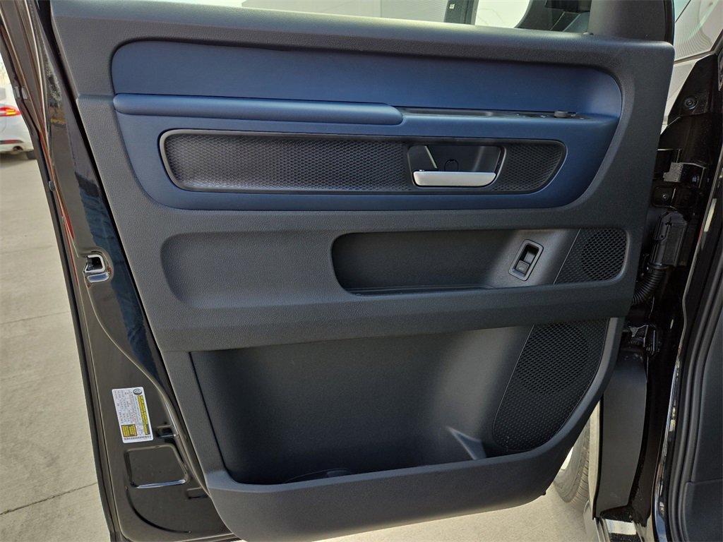 New 2025 Volkswagen ID. Buzz Pro S image 18