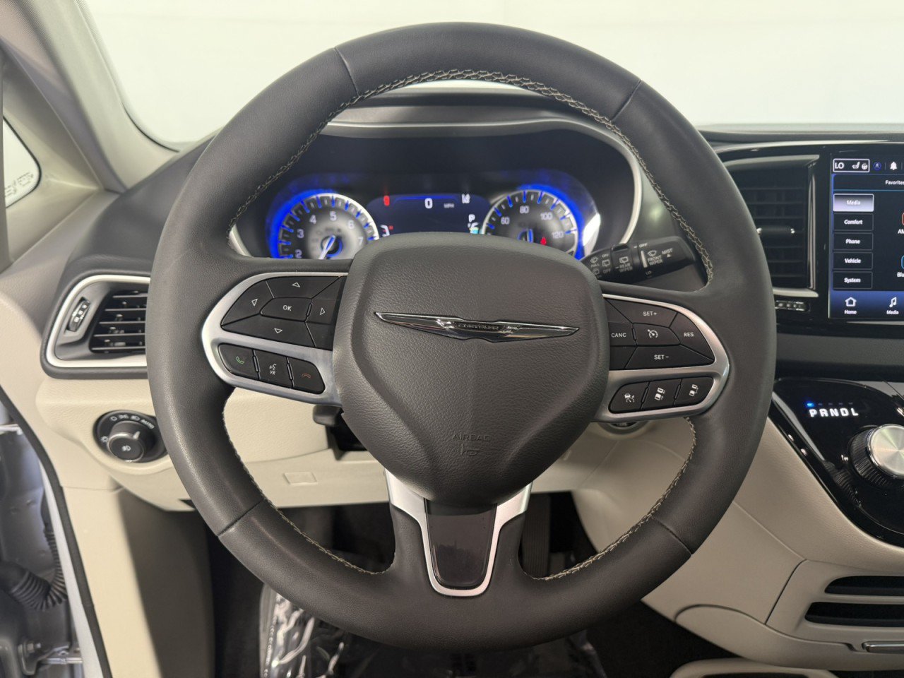 Used 2024 Chrysler Pacifica Touring-L FWD image 21