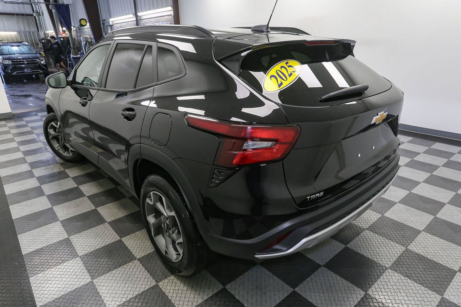 Used 2025 Chevrolet Trax LT FWD image 9