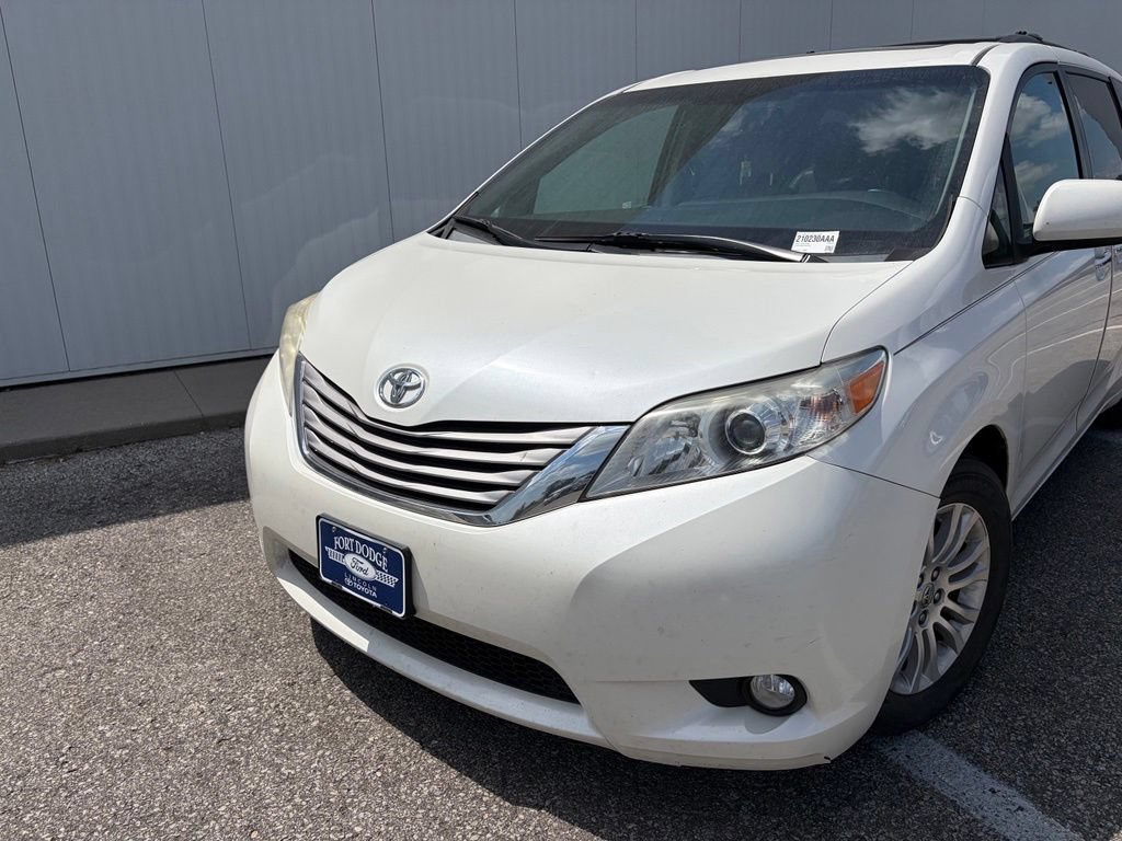 Used 2015 Toyota Sienna XLE w/ XLE Navigation Package FWD image 2