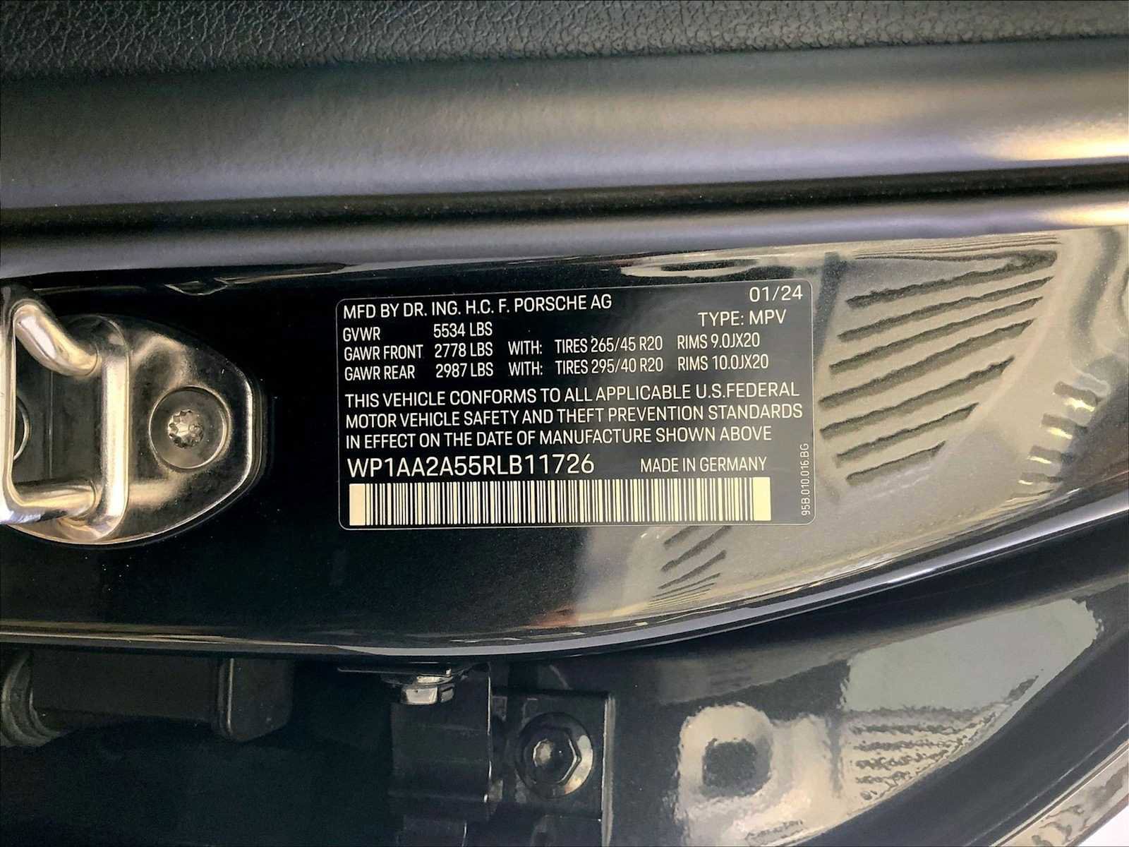 Certified 2024 Porsche Macan image 36