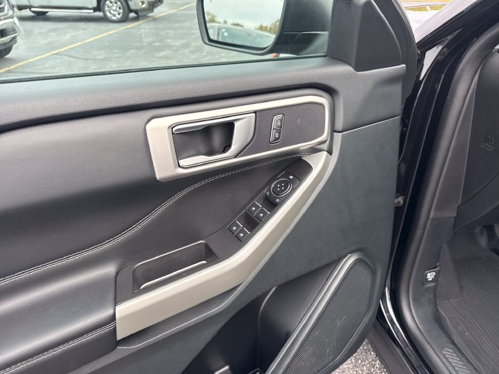 Used 2023 Ford Explorer XLT AWD/4WD image 29