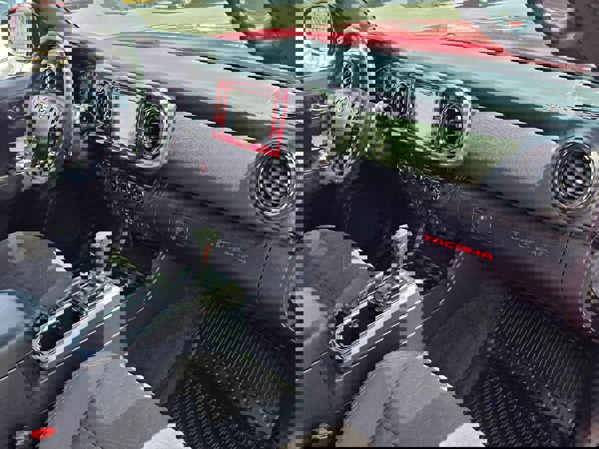 Used 2018 Toyota Tacoma TRD Off-Road w/ Technology Package image 9