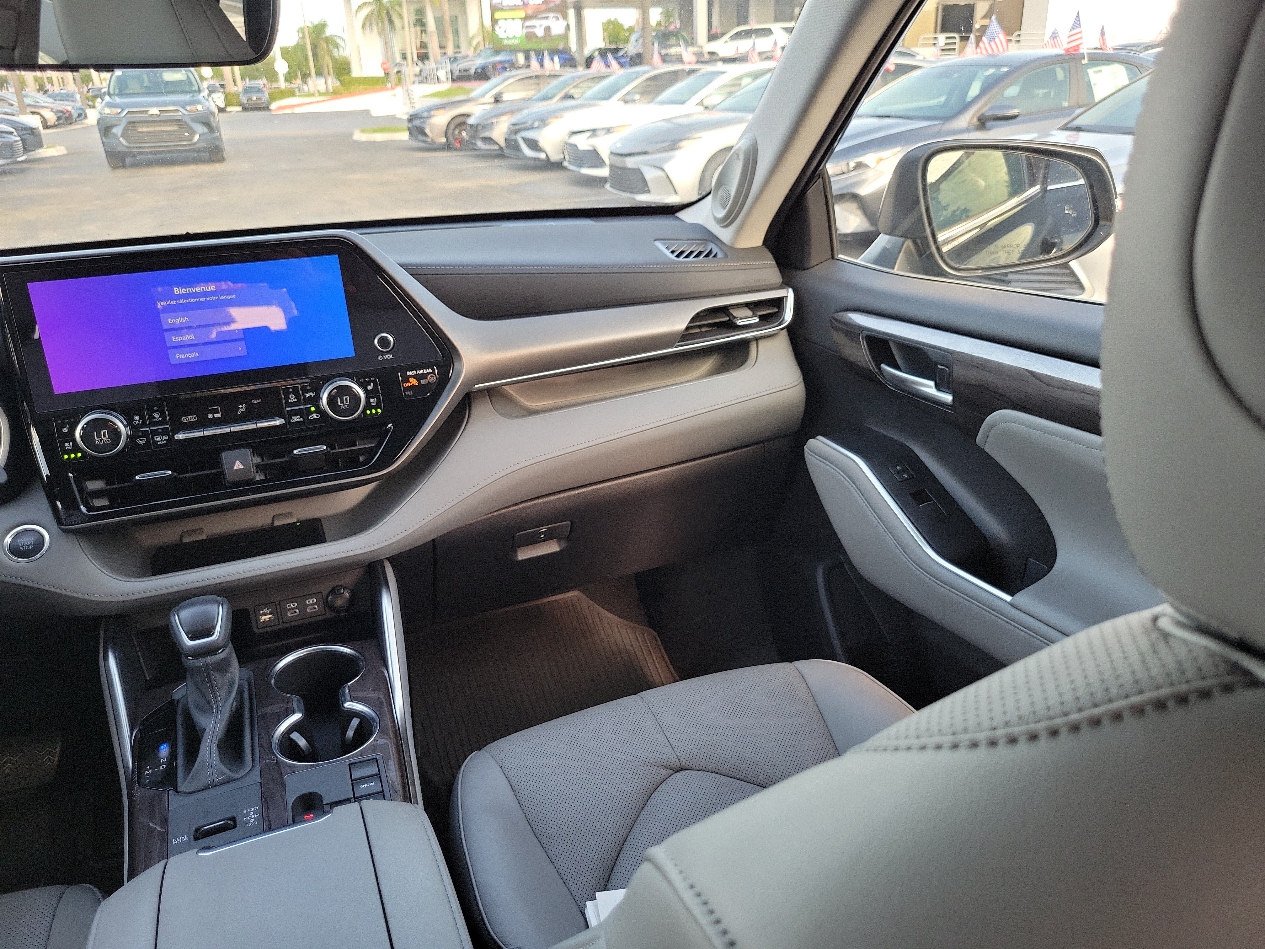 Used 2025 Toyota Highlander Limited FWD image 16
