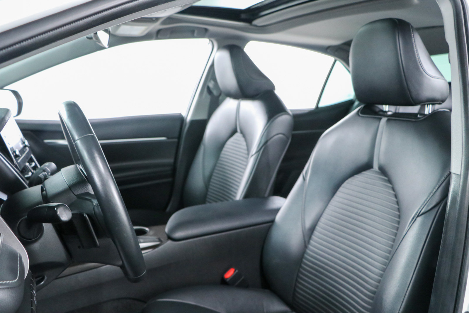 Used 2022 Toyota Camry SE FWD image 24
