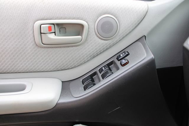 Used 2005 Toyota Highlander 4WD V6 w/ 3rd Row image 9