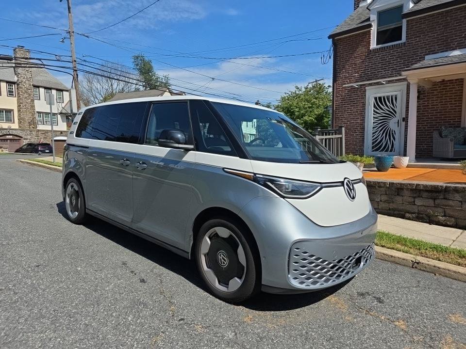 Certified 2025 Volkswagen ID. Buzz Pro S Plus RWD image 9