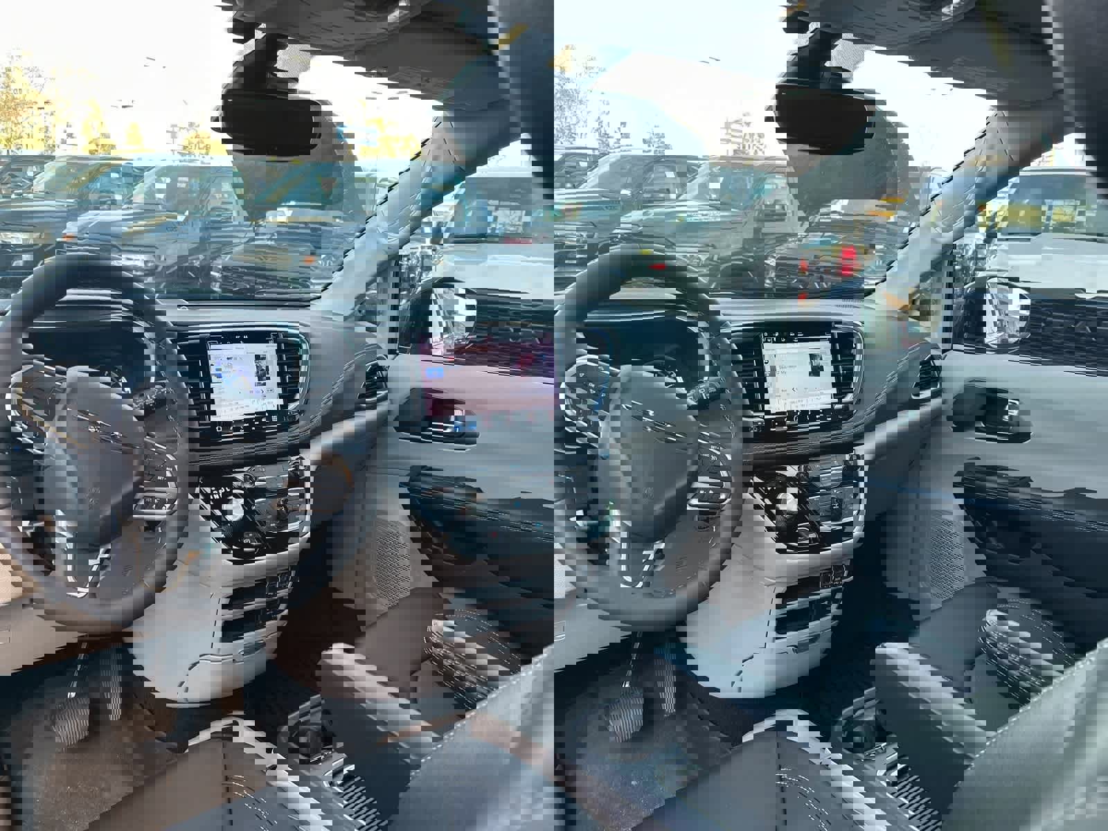 Used 2022 Chrysler Pacifica Touring-L image 32