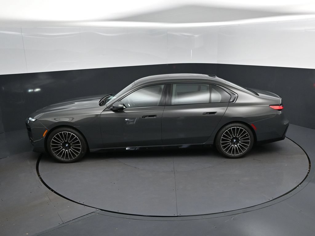 Certified 2026 BMW 740i w/ Executive Package RWD image 32