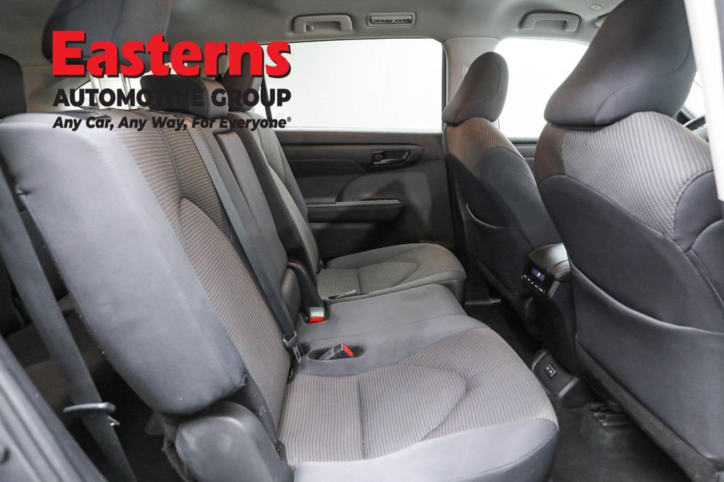 Used 2024 Toyota Highlander LE image 23