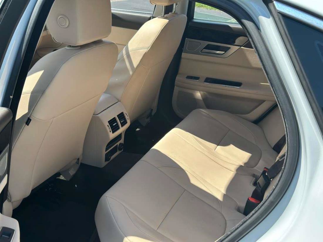 Used 2018 Jaguar XF Premium RWD image 13