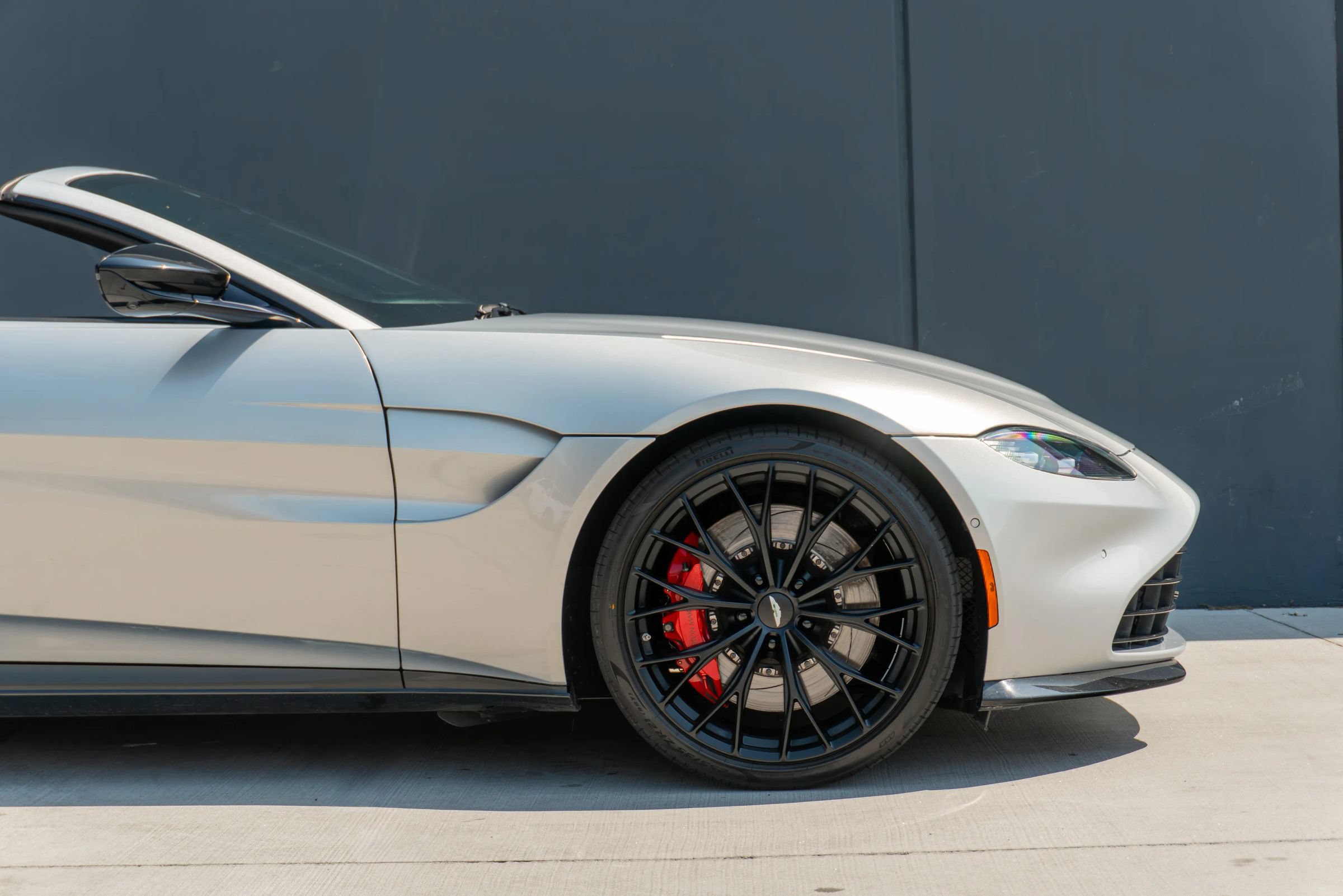 Used 2022 Aston Martin V8 Vantage Roadster RWD image 40