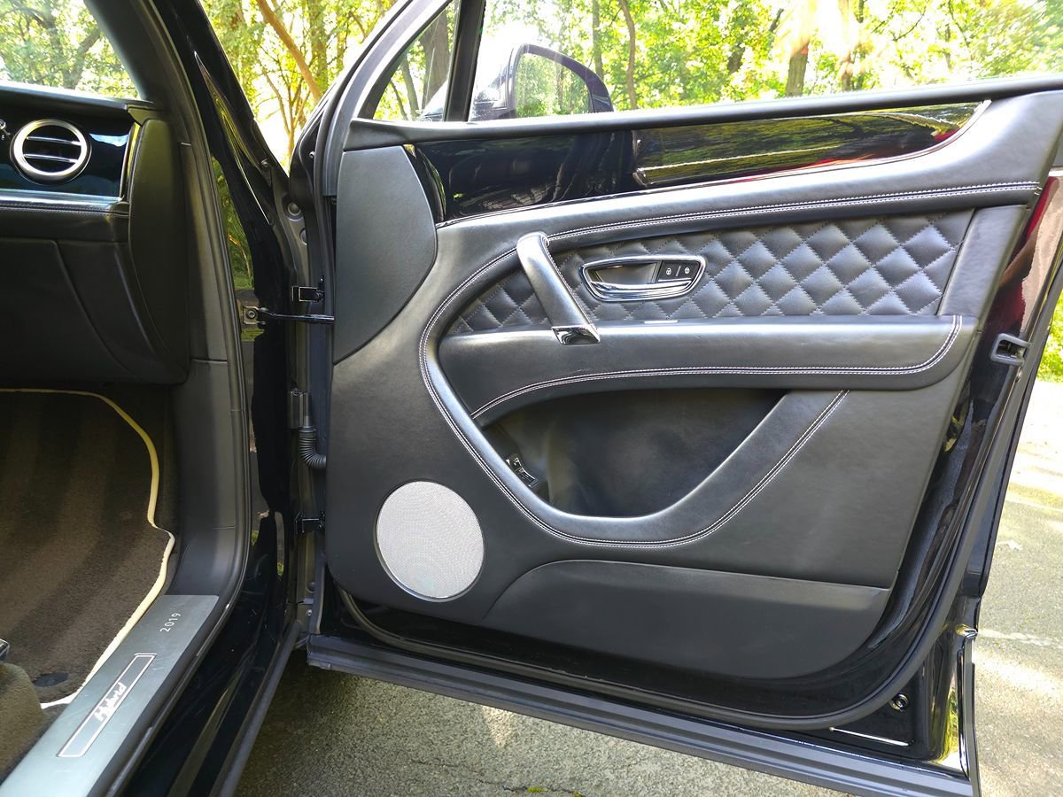 Used 2020 Bentley Bentayga Plug-In Hybrid image 31