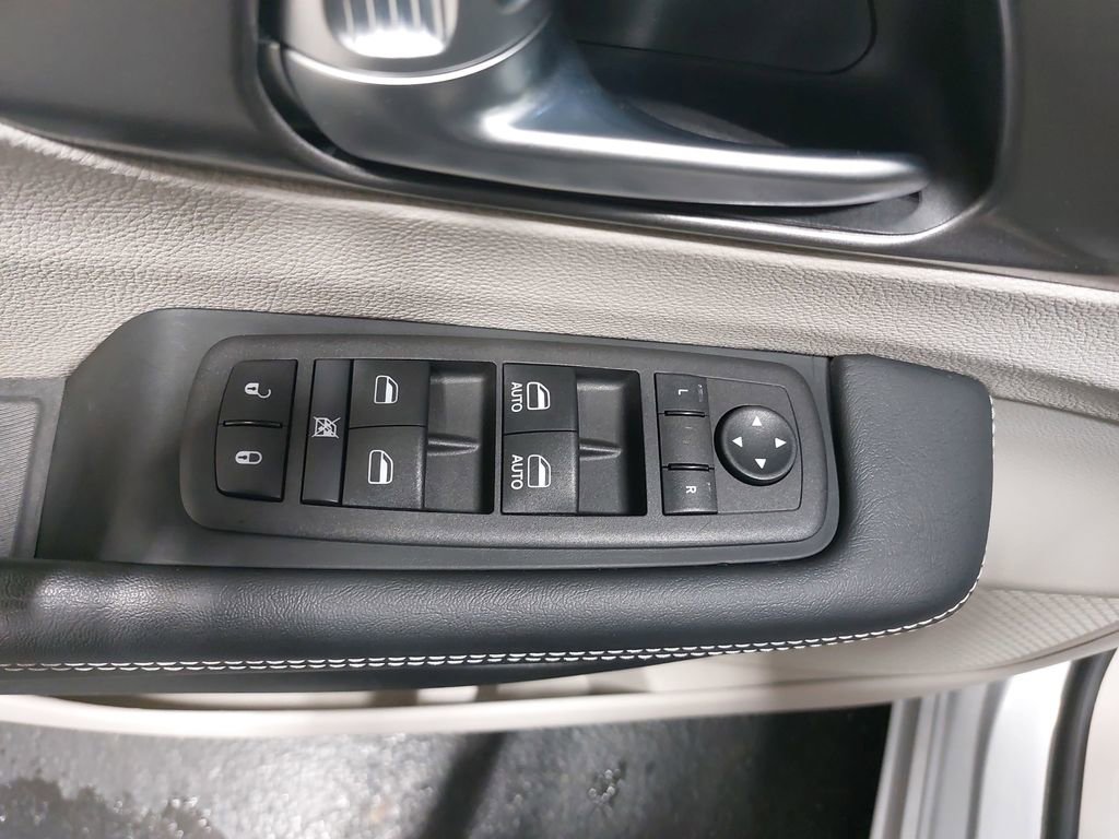 Used 2024 Chrysler Pacifica Touring-L image 30