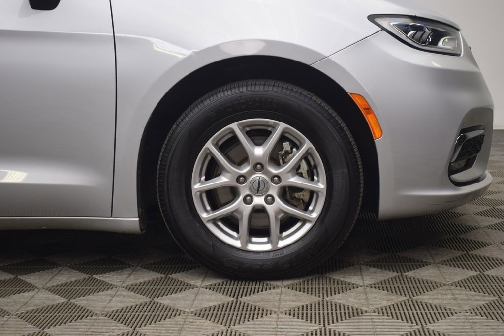 Used 2024 Chrysler Pacifica Touring-L image 29