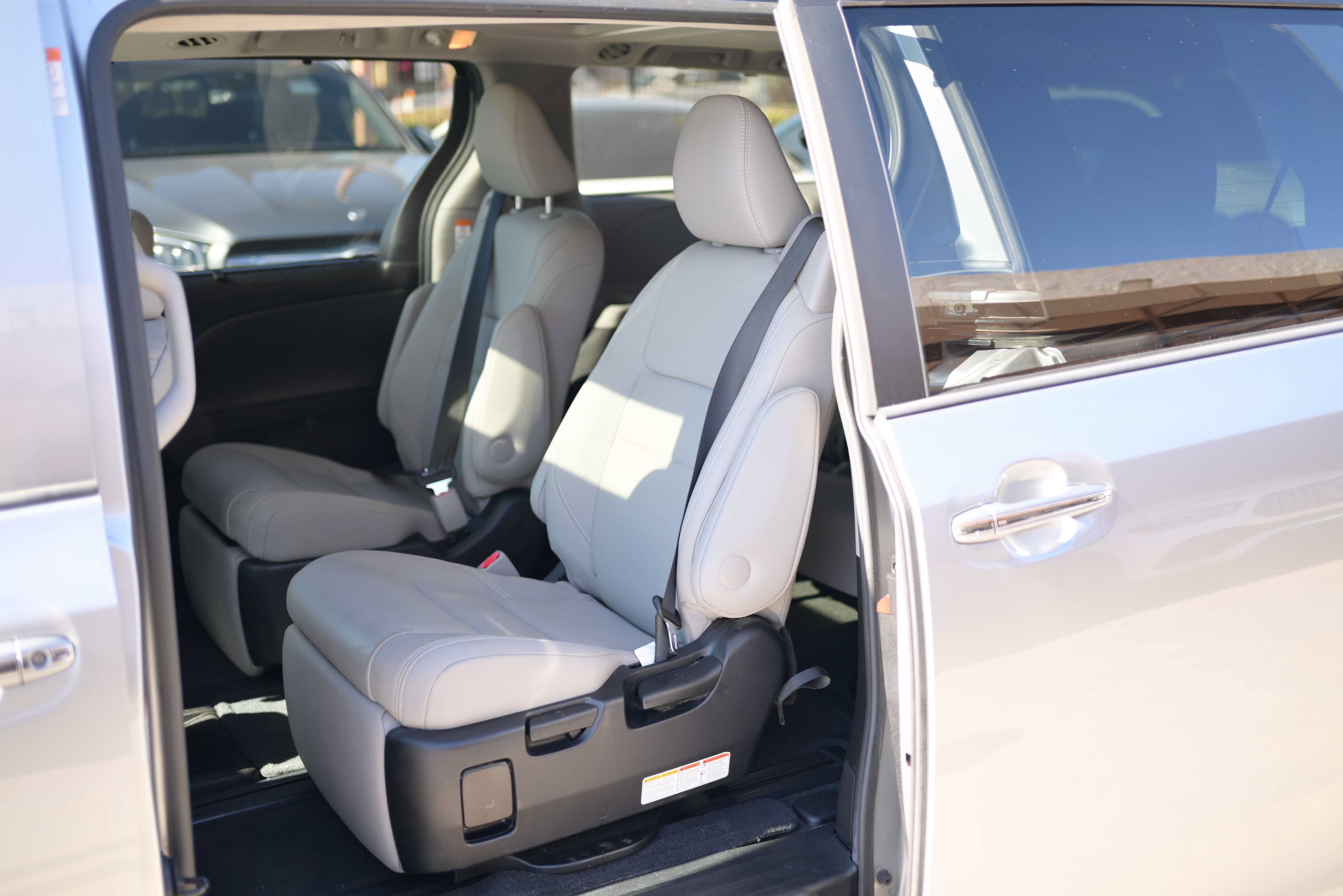 Used 2017 Toyota Sienna Limited FWD image 11