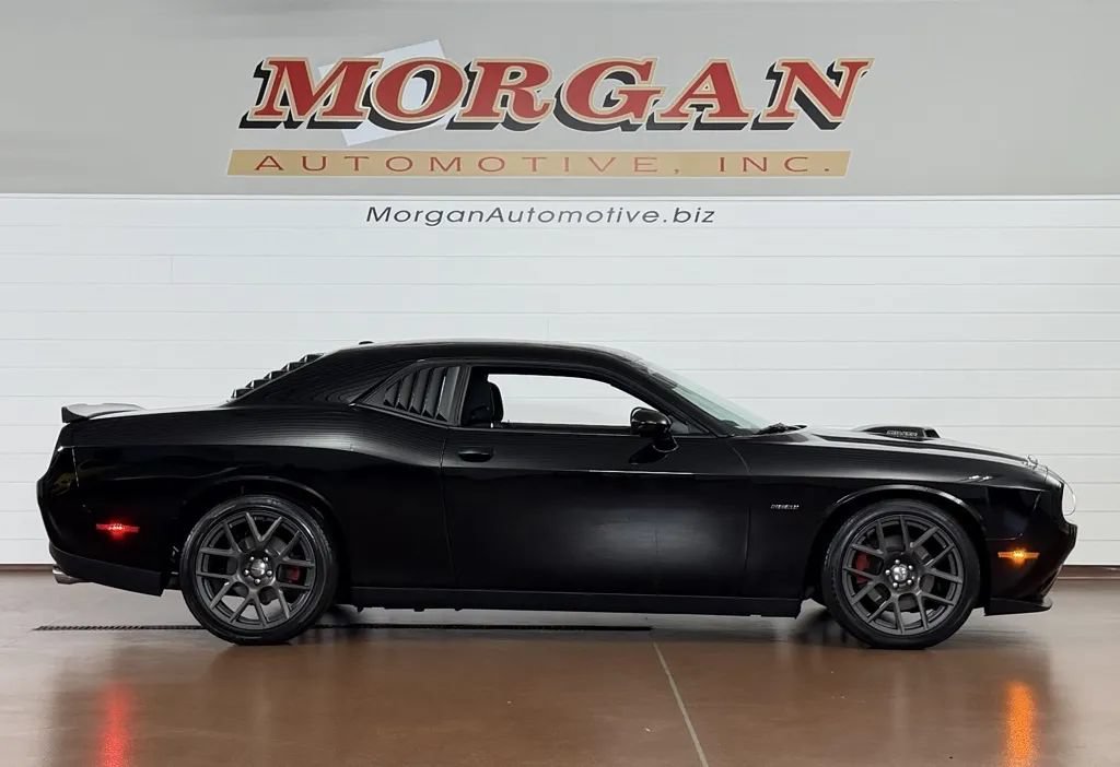 Used 2016 Dodge Challenger R/T RWD image 2