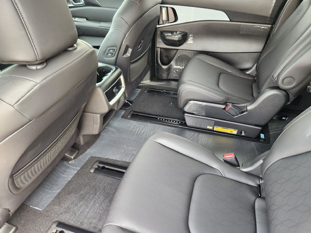 New 2027 Kia Carnival EX FWD image 10