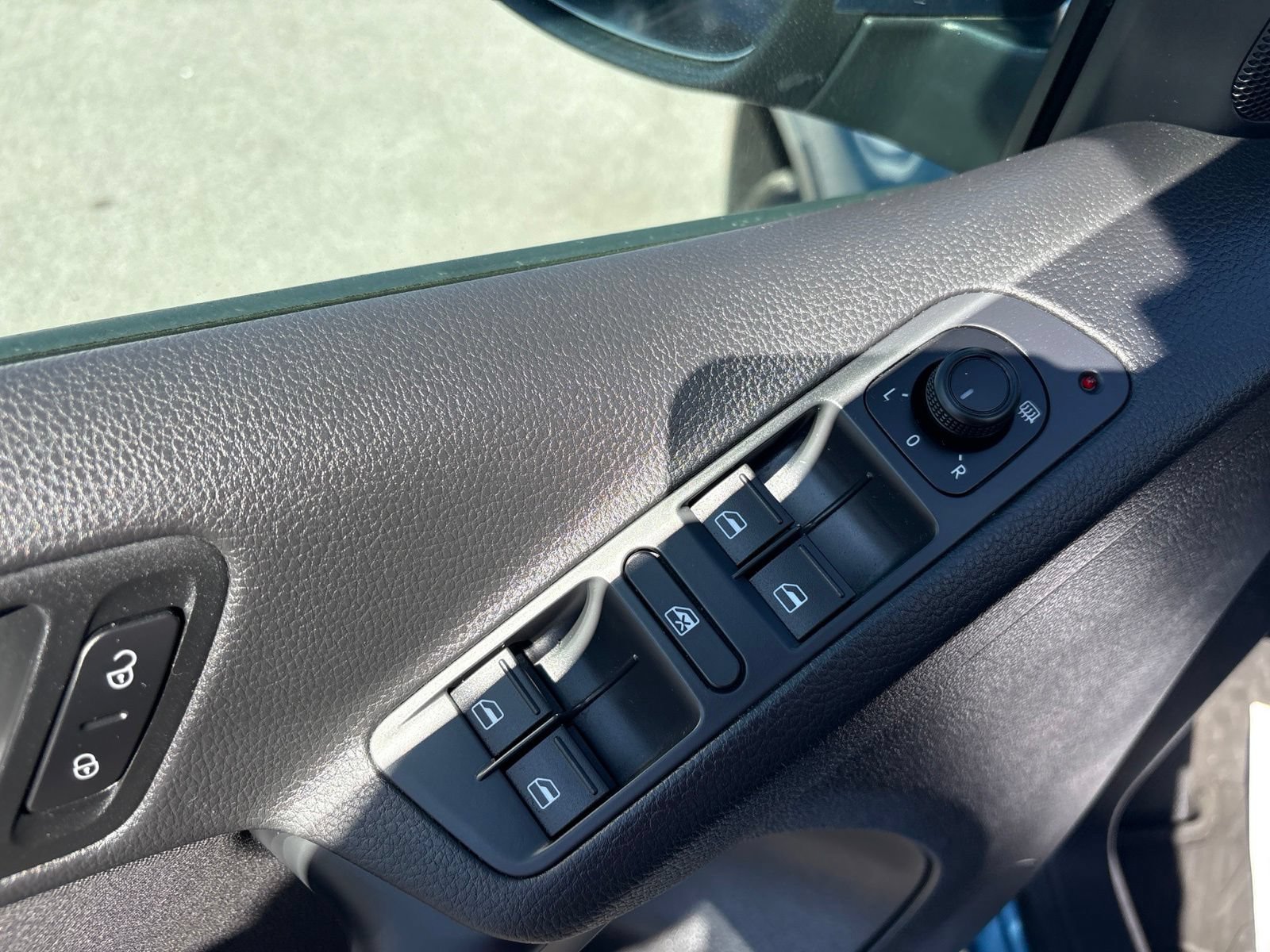 Used 2017 Volkswagen Tiguan Limited w/ Alloy Wheels Package FWD image 19
