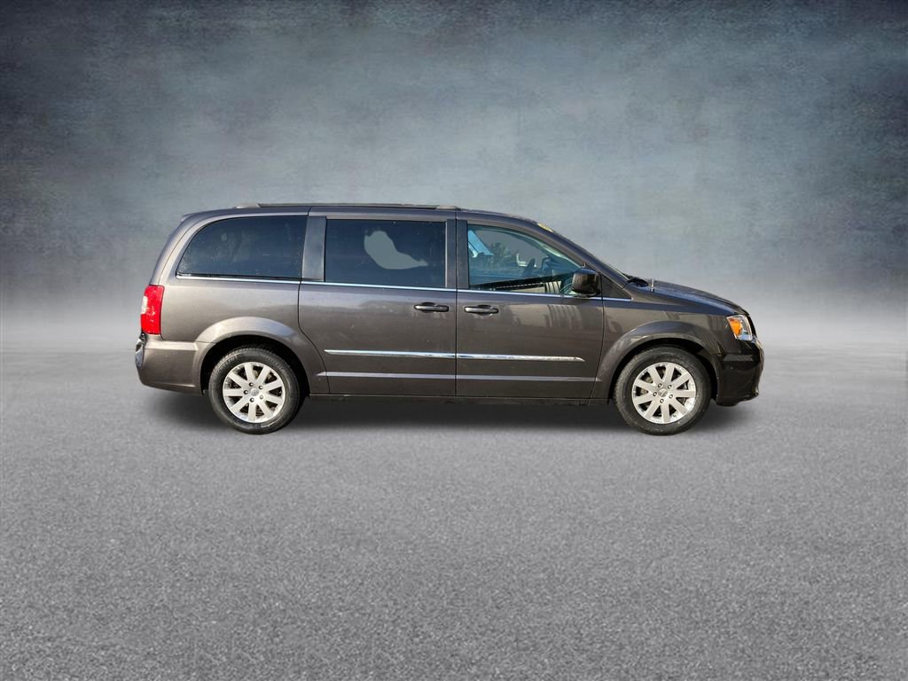 Used 2016 Chrysler Town & Country Touring image 9