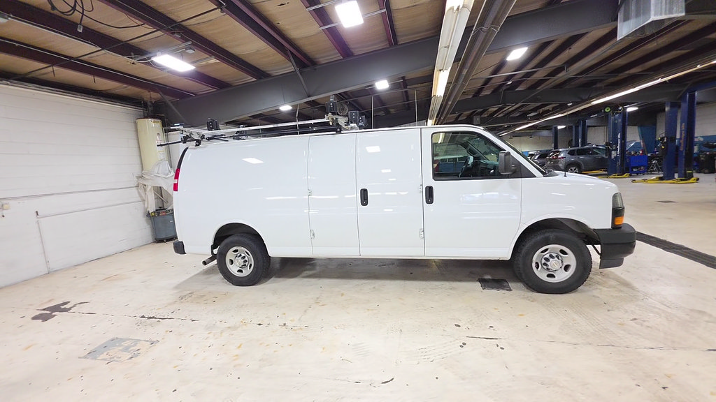 Used 2023 Chevrolet Express 3500 Extended RWD image 4